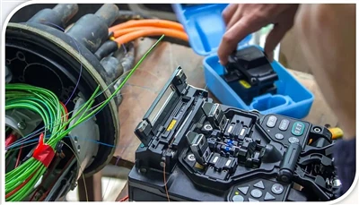 Comment épisser les câbles de fibre optique?