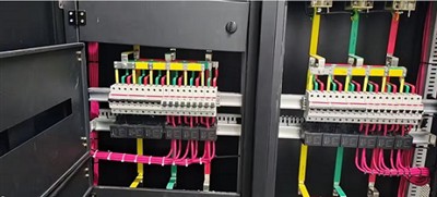 Différents types de pinces de gestion des câbles du centre de données et comm...